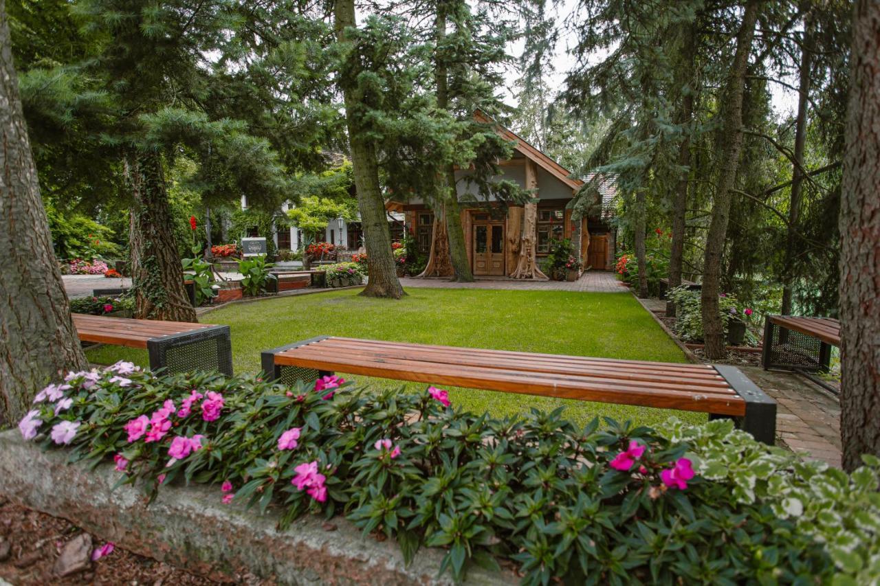 Hotel Dom W Starym Parku Biskupice  Exterior foto